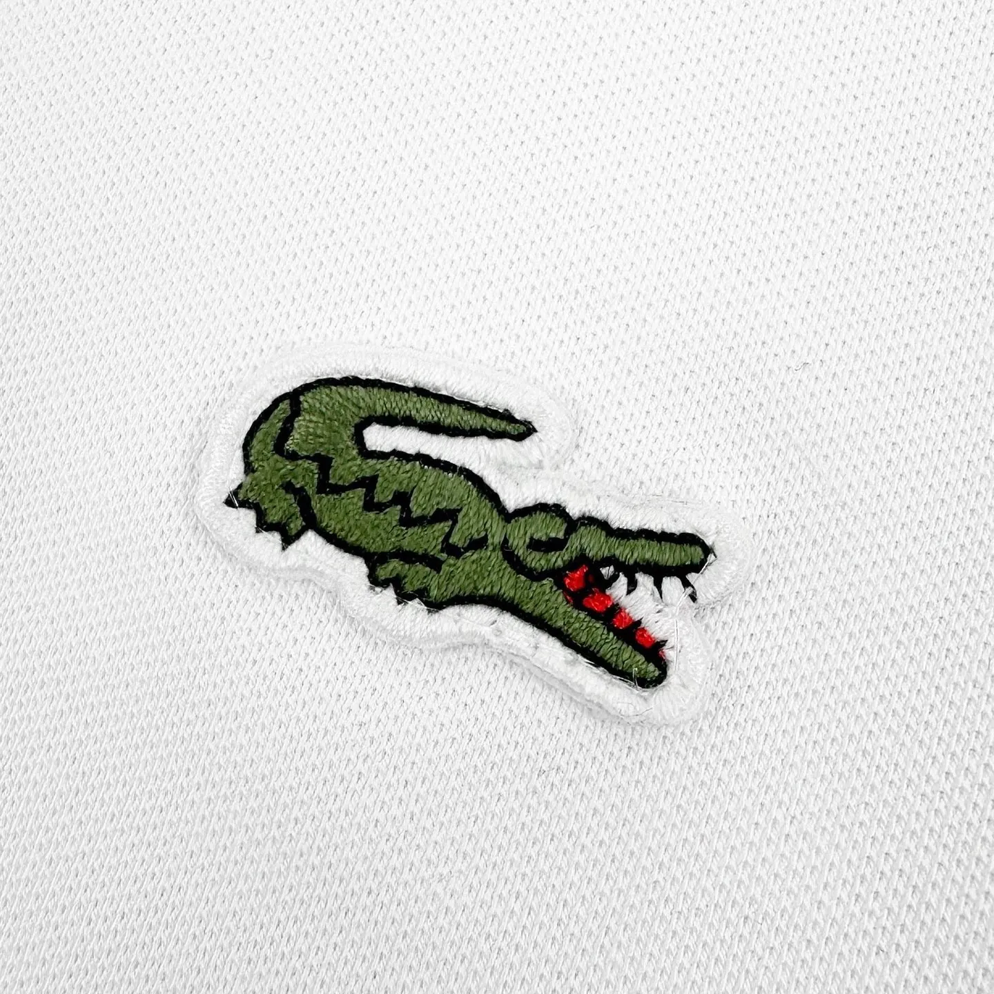 Lacoste crocodile logo Polo shirt (White). The original version was purchased for 1,090 and developed. The fabric is made of custom-made glaze bee extract cotton. It is delicate, soft and comfortable. Pure white as the base. It uses minimalist texture to interpret the symbiosis of comfort and luxury. The iconic small crocodile comes to mind. On the pure white canvas, it outlines a low-key edge with a vivid attitude. It cuts out the complex and simplifies it. Use a solid color as the base and the logo as the print. It shows the texture and brand heritage in a low-key manner. It adopts the stamping process to make independent embroidered stamps through computer embroidery, and then positions them and sews them to fix it on the clothes. It has a strong three-dimensional effect, is strong and washable, has stable quality, and the fabrics have been washed with enzymes. It has a better hand feel and texture. It is not easy to deform, shrink or fade, and maintains long-term beauty. Size:S-M-L-XL